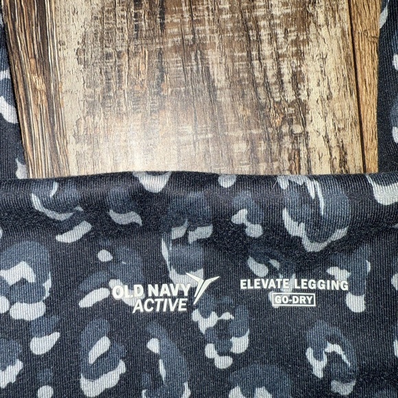 Old Navy Active Black and White Elevate Leggings - Picture 3 of 4
